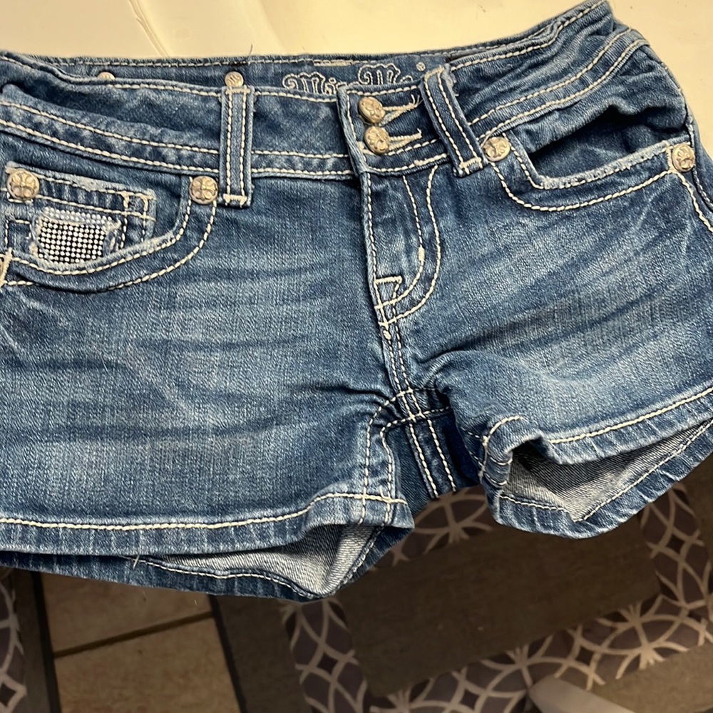 Women Miss me Levi shorts size 25